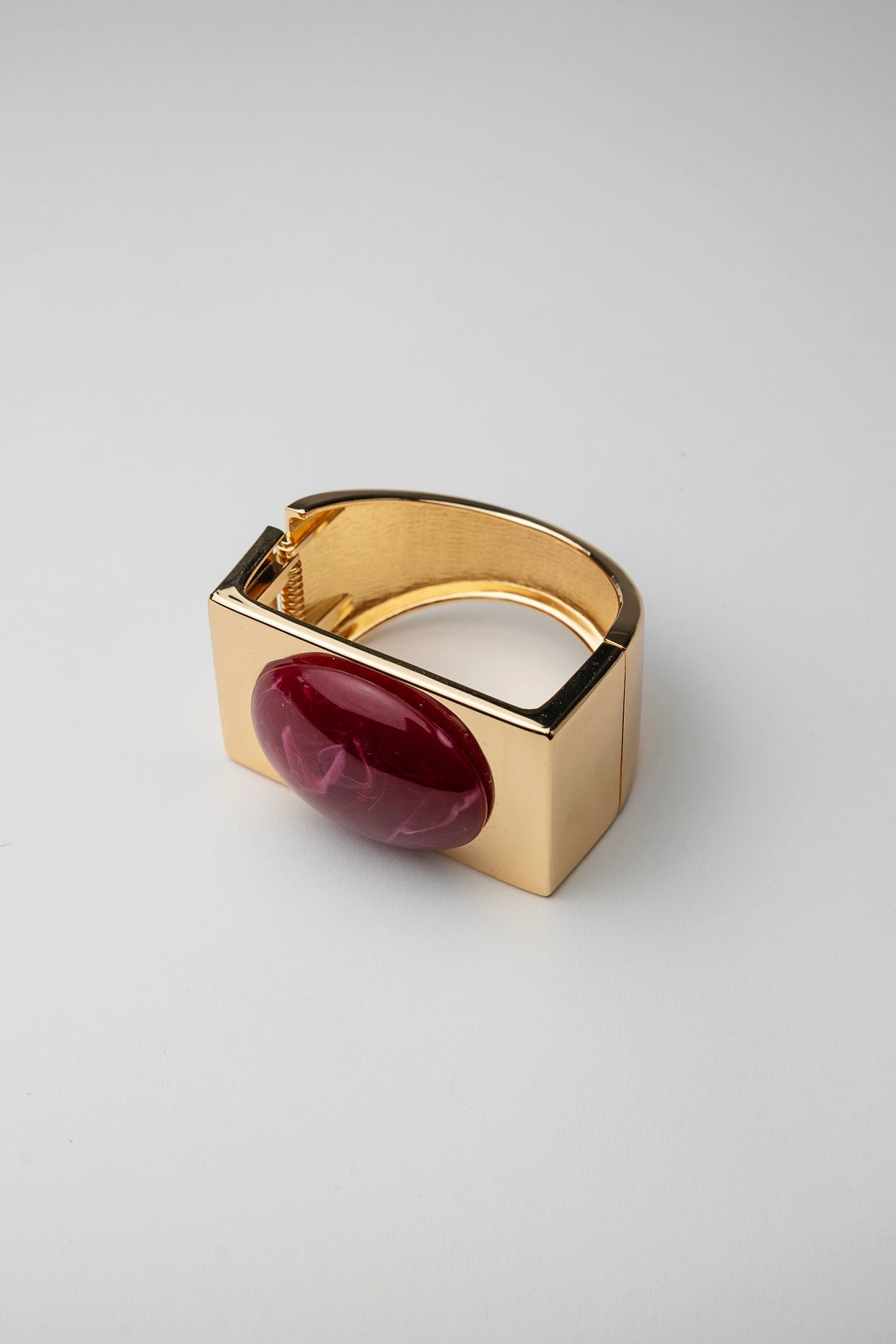 Bon Oval Bracelet Gold w Soft Red Marble