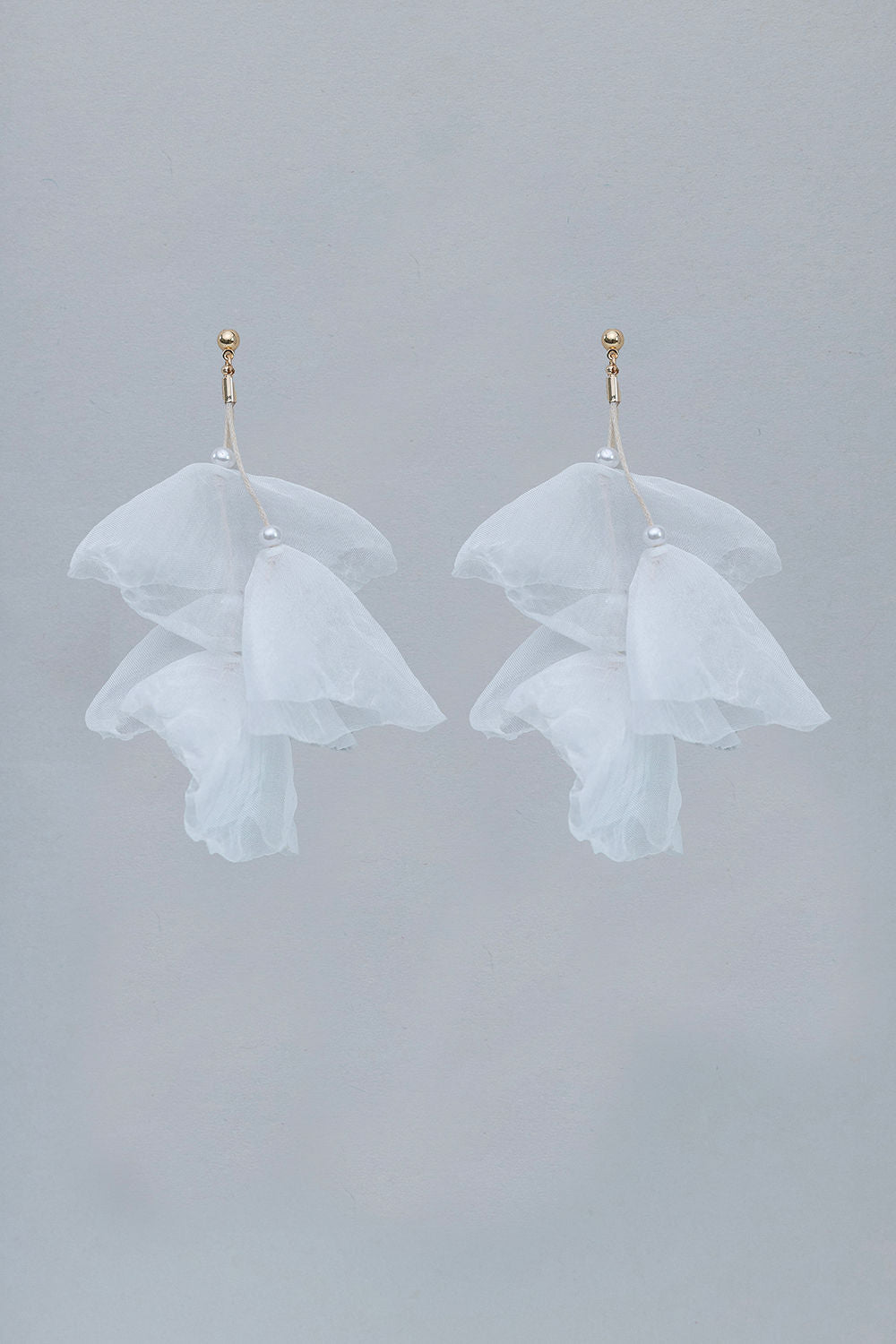 Flowy Earrings White w gold