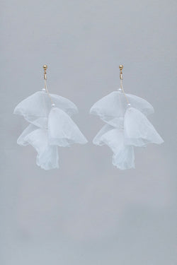 Flowy Earrings White w gold