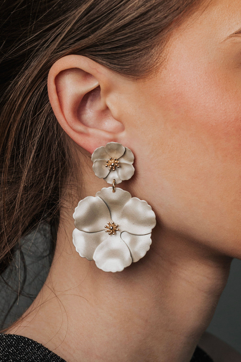 Flower Twin Earrings Beige Pearl