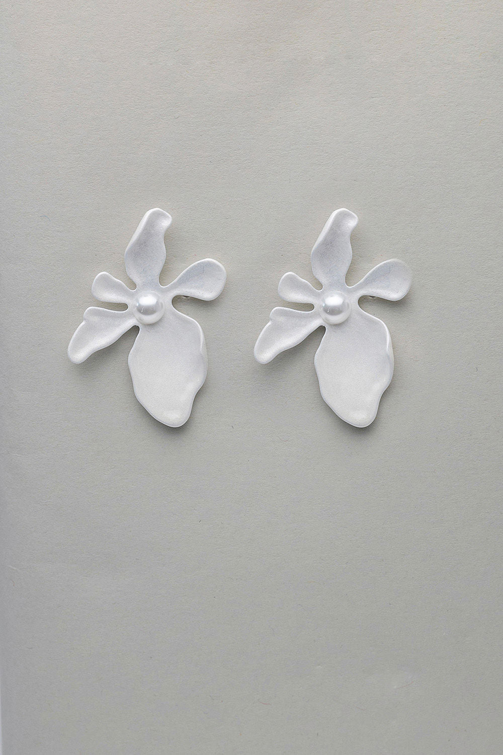 Flower Pearl White Earrings