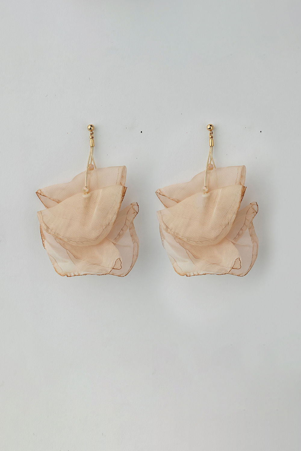 Flowy Earrings Beige w gold