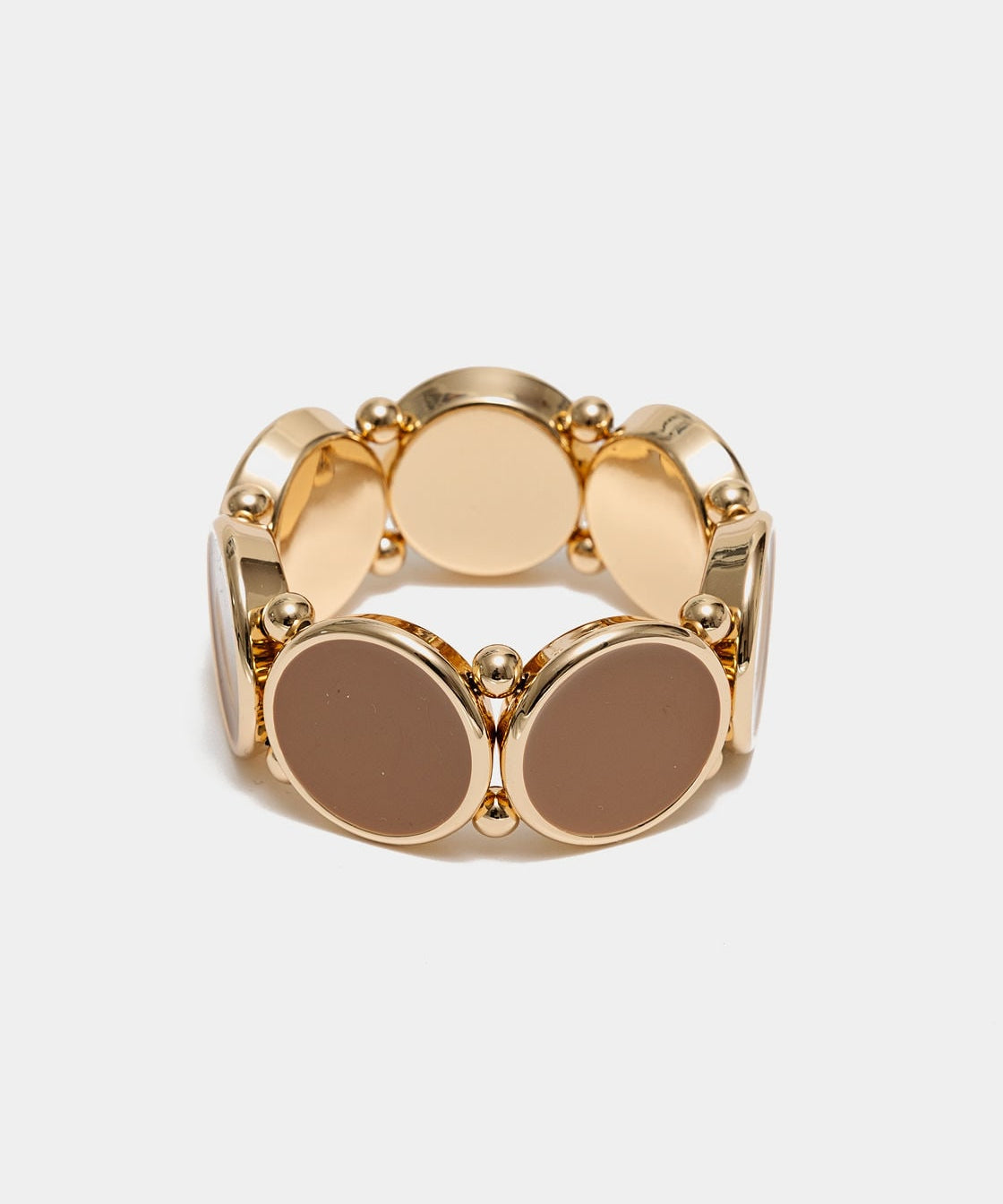 Elastiskt armband med runda plattor som har en guldkant i camel