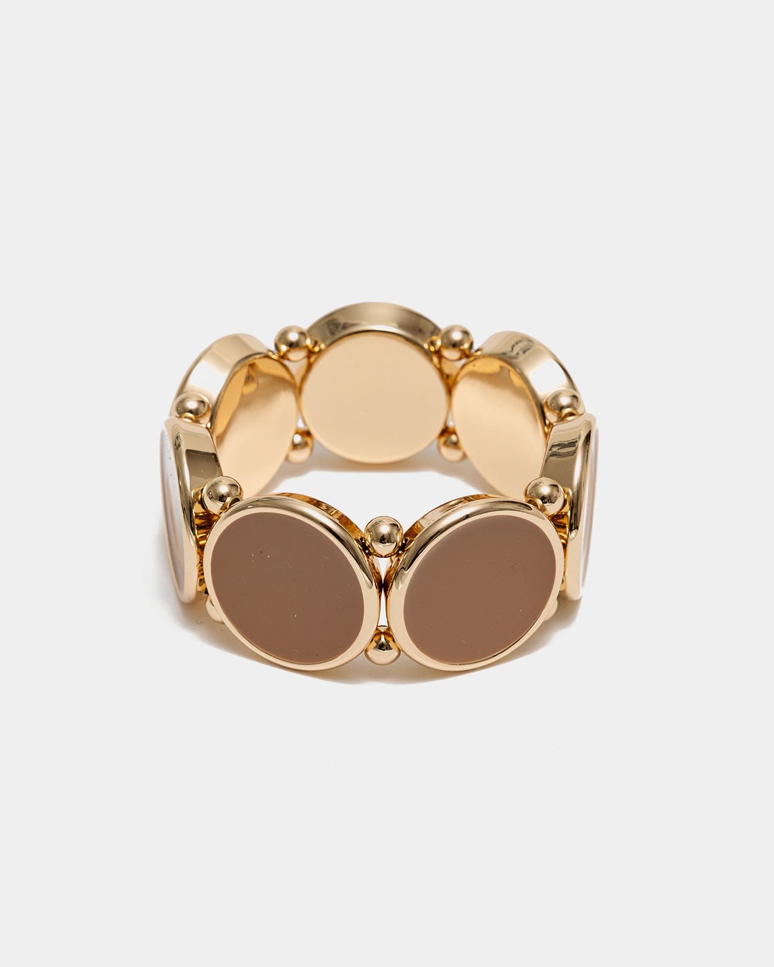 Elastiskt armband med runda plattor som har en guldkant i camel