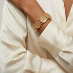 Elastic bracelet in round circles with color camel surrounded with gold plating 