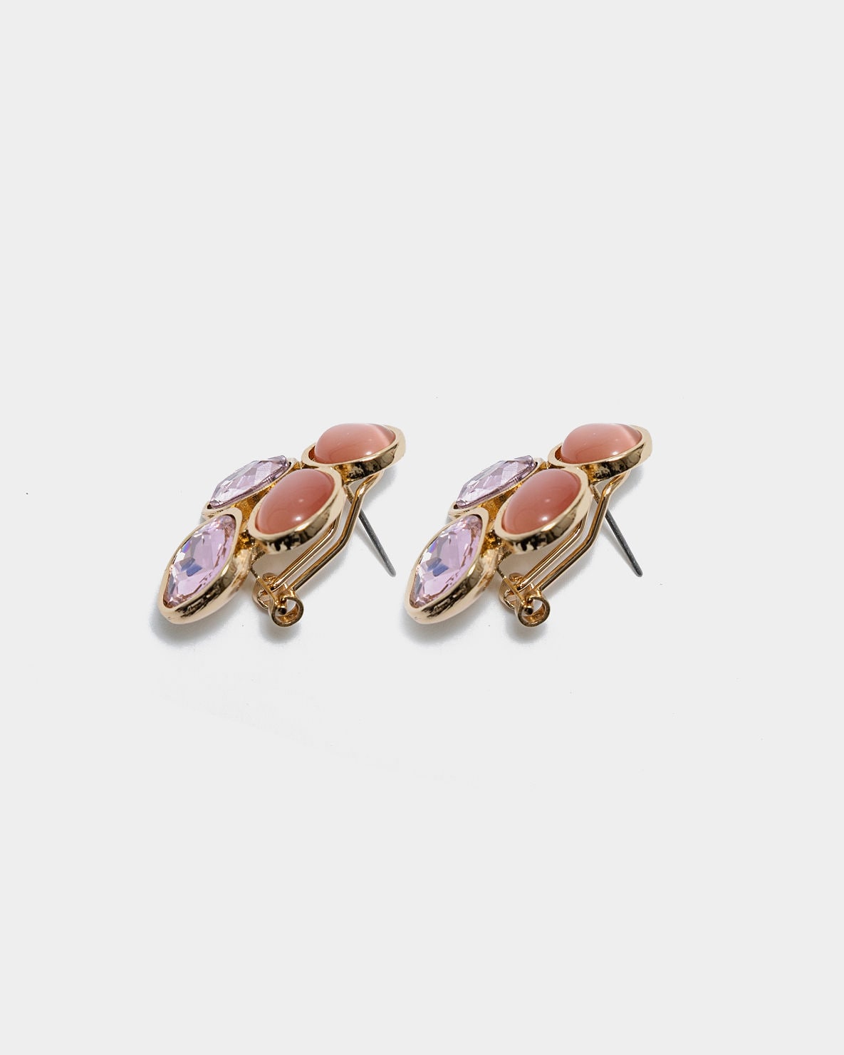 Ett örhänge med stenar och pärlor med rosa sten och rosa pärla