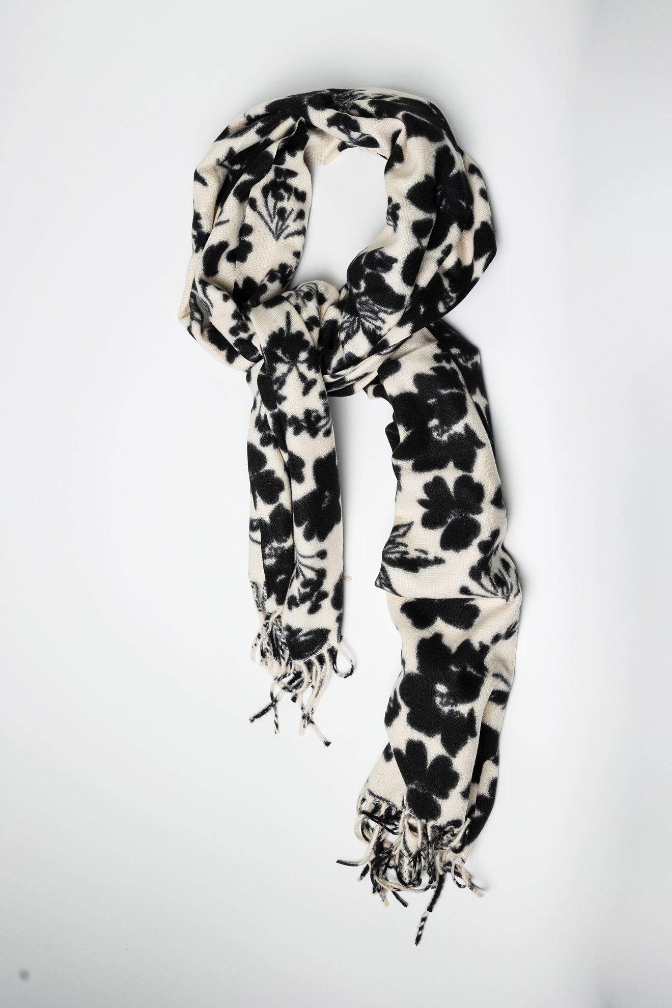 Soft Scarf Flower Black & White
