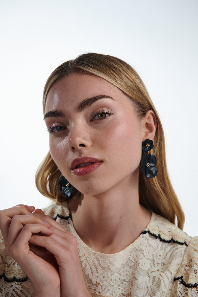 Flower Twin Earrings Black Pearl