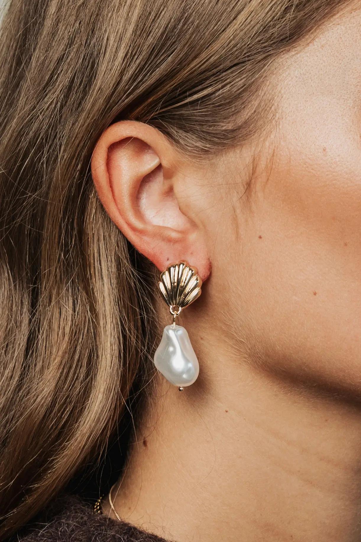 Shell Pearl Earrings Gold