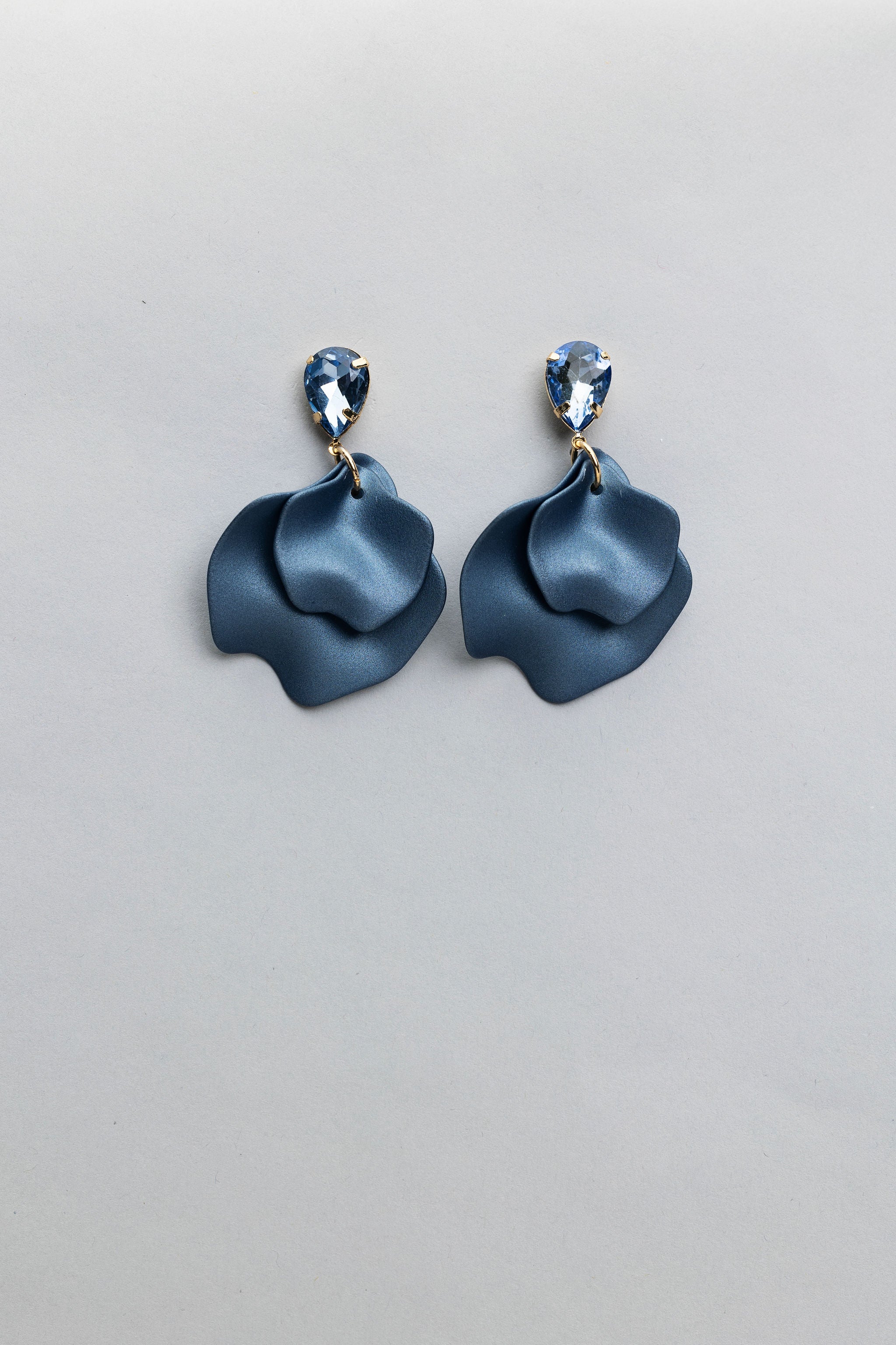 Leaf Earrings Pearl/Grey Blue Cz